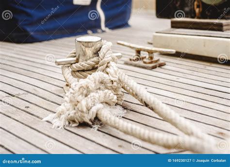 Cuerdas Cubos Y Bollares Para Atar Los Barcos Al Puerto Imagen De