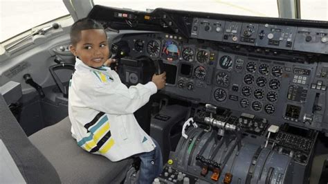 Can Passengers Visit the Airplane Cockpit? – Pilot Teacher