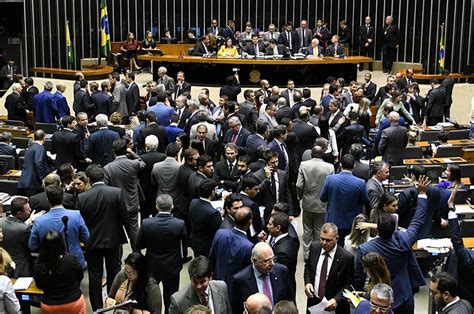 Congresso adia votação de veto de Bolsonaro ao orçamento impositivo