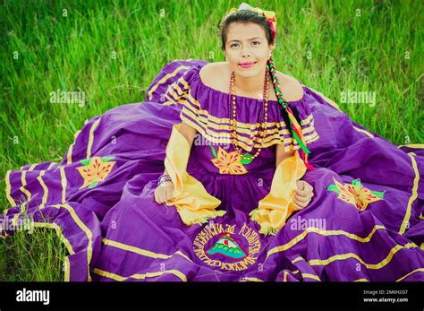 Retrato De La Mujer Nicarag Ense En Traje Popular Sentado En La Hierba