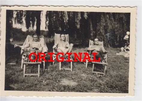 Foto Wk Dresden J Ngling Halb Nackt Nude Gay Kurze Hose Liege Wiese