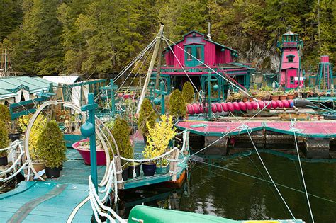 Couple Spends 20 Years Building A Self Sustaining Floating Island To