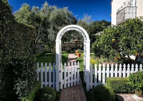 7 Pretty White Picket Fence Ideas | Art of the Home