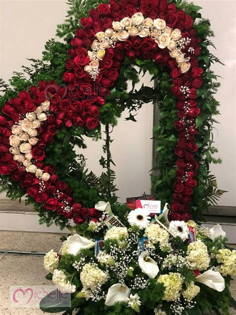 Corazón abierto gigante con 300 rosas y dulces surtidos Floresmichelle