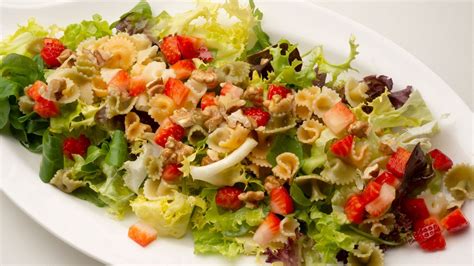 Receta de Ensalada de lechugas variadas pasta y fresas Karlos Arguiñano