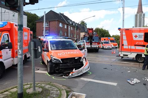 Notarzteinsatzfahrzeug Verunfallt Auf Alarmfahrt Mit Pkw Vier Personen