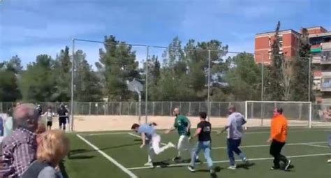 Una batalla entre padres en un partido de fútbol base desespera a los