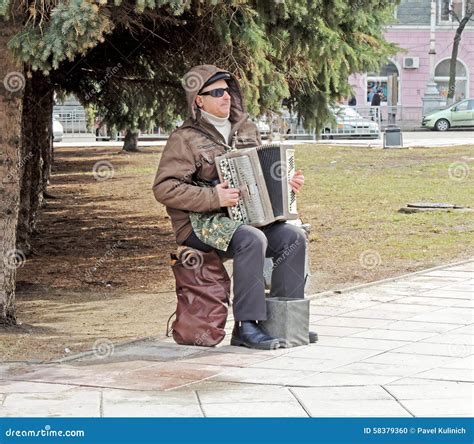 Слепой музыкант редакционное изображение. изображение насчитывающей ...