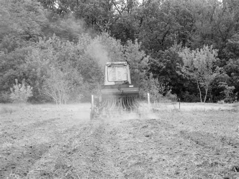 Champ labouré par tracteur dans le sol noir en plein air Photo Premium