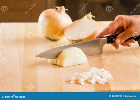 Cocinero Que Taja Cebollas En Tabla De Cortar Imagen De Archivo