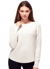 Белый джемпер