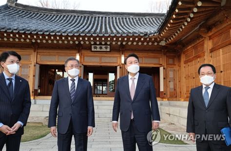 대화하는 문재인 대통령과 윤석열 대통령 당선인 연합뉴스