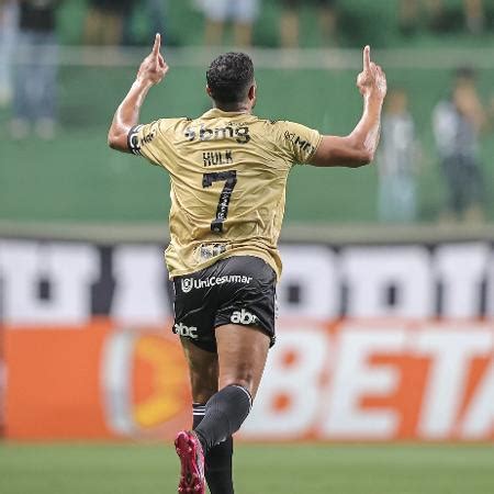 Hulk faz dois golaços de falta pelo Atlético MG assista