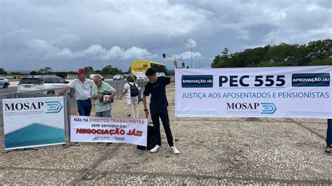 ATO PÚBLICO NO DIA NACIONAL DO APOSENTADO REÚNE SERVIDORES NA PRAÇA DOS