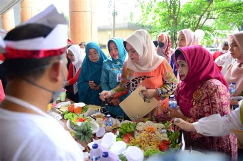 Media Center Semarak Hari Jadi Ke 65 Riau Ketua TP PKK Misnarni Buka