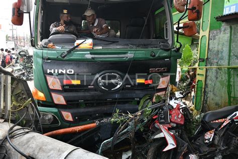 Kecelakaan Truk Kontainer Di Bekasi Antara Foto