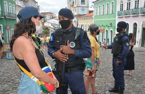 Mulher é agredida por companheiro durante folia momesca em Salvador