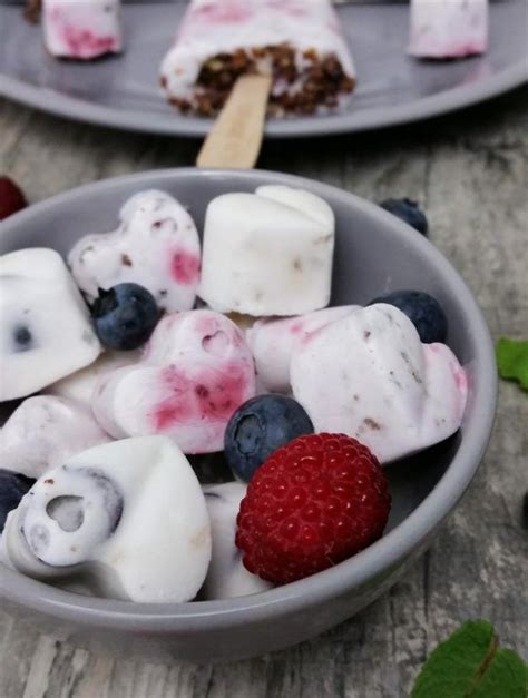 Fructosearmes Und Veganes Kokos Eis Mit Beeren Schoko Crossies Und