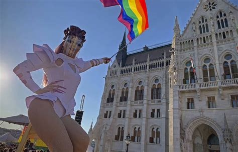 Hongrie Bruxelles saisit la justice de l UE à propos d une loi anti LGBT