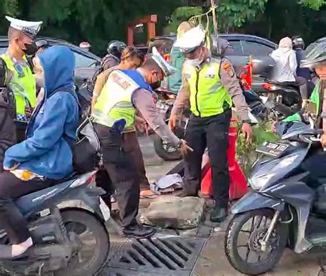 Kemacetan Parah Di Jembatan Gdc Depok Polisi Lalulintas Turun Tangan