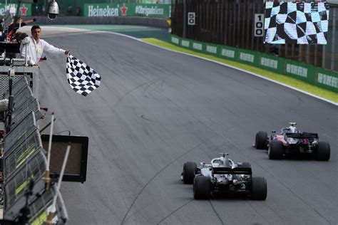 F1 2021 re csúszhat az idei szezon Vezess