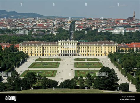 overview Schonbrunn gardens and palace Stock Photo - Alamy