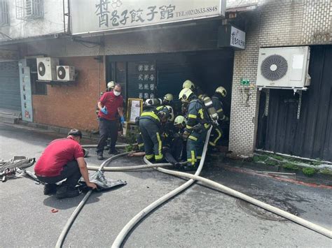 內湖轎車倒車不慎撞進餃子館起火 派出所長一馬當先滅火 社會 自由時報電子報