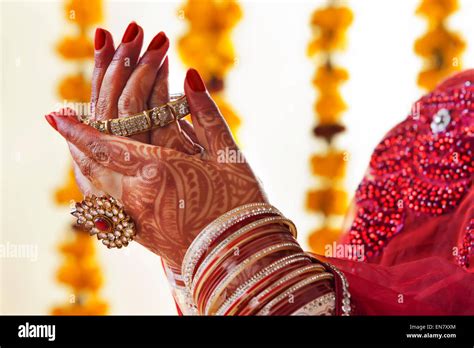 Bride wearing wedding bangles Stock Photo - Alamy