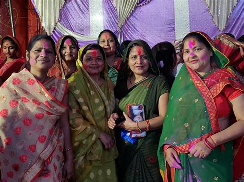 Women Wish Each Other A Happy Holi By Applying Abir Gulal हमीरपुर में होलिका की स्टेचू बनाकर