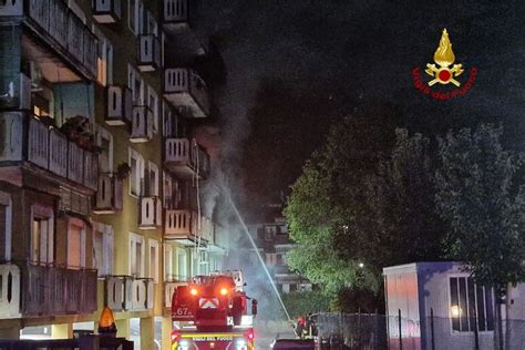 Incendio A Padova In 20 Intossicati Dal Fumo