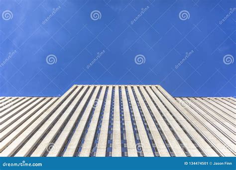 Rascacielos Del Brutalist Con Los Cielos Azules Que Miran Para Arriba