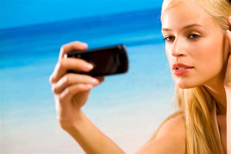 Femme Dans Le Bikini Sur La Plage Photo Stock Image Du Connexion