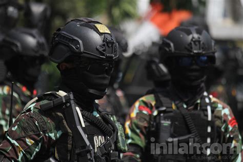 Foto Personel Brimob Bersenjata Lengkap Kawal Rekonstruksi Pembunuhan