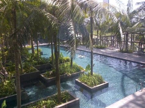 Swimming Pool Crowne plaza Changi Airport singapore - Picture of Crowne ...