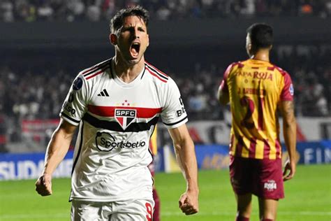 São Paulo goleia Tolima no Morumbi e garante classificação antecipada