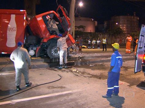 G Carreta Tomba Na Avenida Brasil E Motorista Resgatado Das