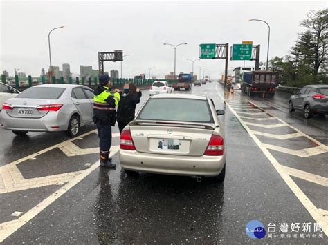 汽車拋錨困路中 警推車解圍 Beanfun