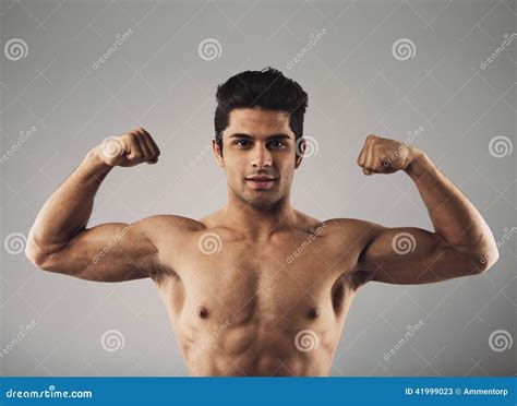 Hombre Joven Muscular Que Muestra Apagado Su Cuerpo Definido Imagen De