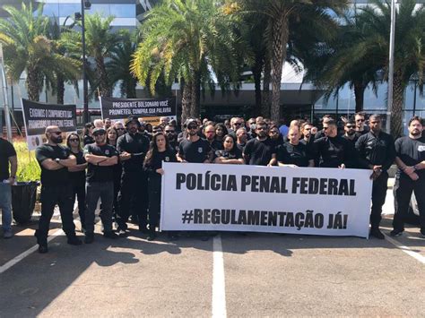 Policiais Penais Federais participam fortemente de ato de valorização