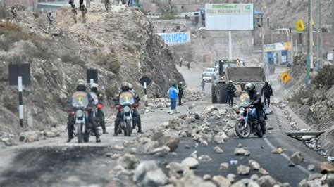 Suben a 20 los fallecidos en las protestas en Perú el Gobierno impone