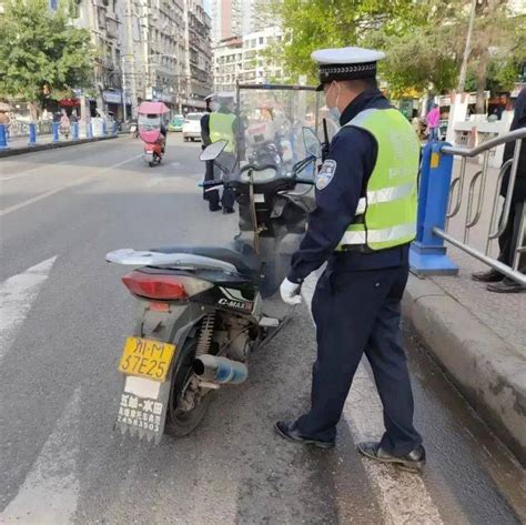 安岳公安交警重拳出击整治赛摩、“鬼火”摩托车，获群众点赞交通县城警力