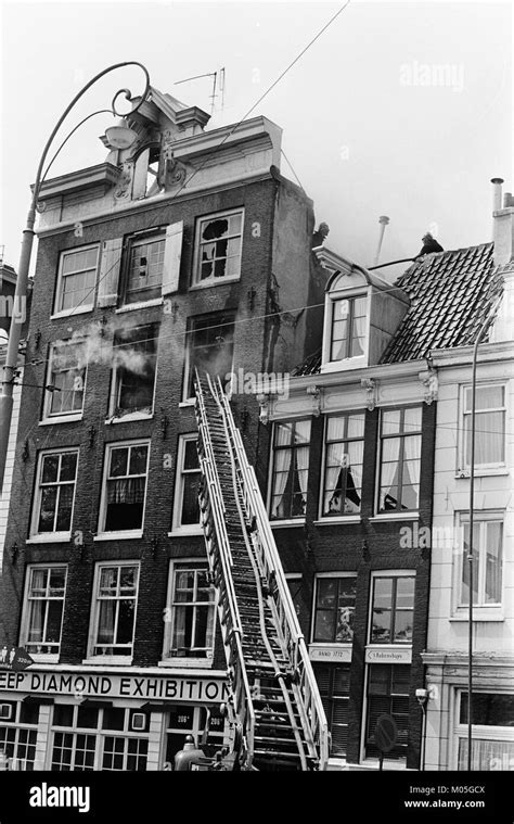 Brand In Grachtenpand Amstel Hoek Amstelstraat Brandweerlieden Met