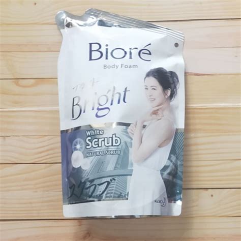 Jual Biore Body Foam BRIGHT White Scrub 400ml Shopee Indonesia