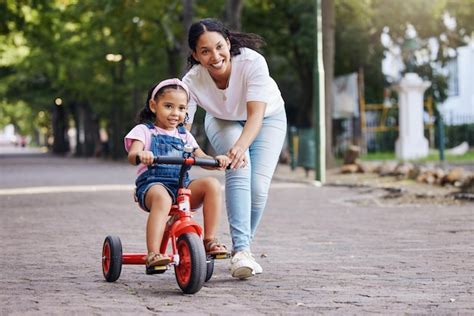 Madre Ni O Y Bicicleta Ense Ando Con Ruedas De Entrenamiento Para