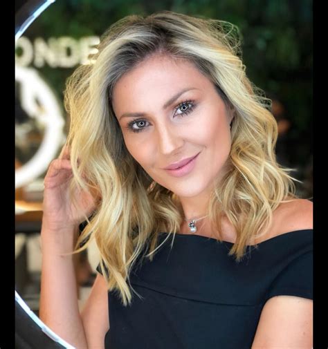 Foto Ellen Jabour adota cabelo mais curto e iluminado após mudança de