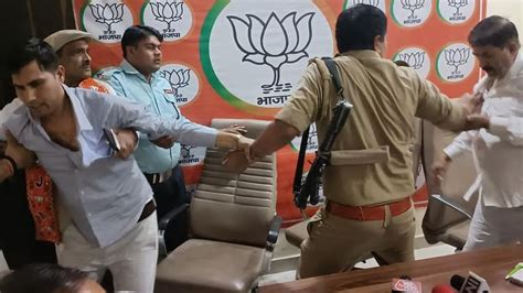 Slapping Between Bjp Leaders Scuffle Between District Vice President And Media In Charge Amar