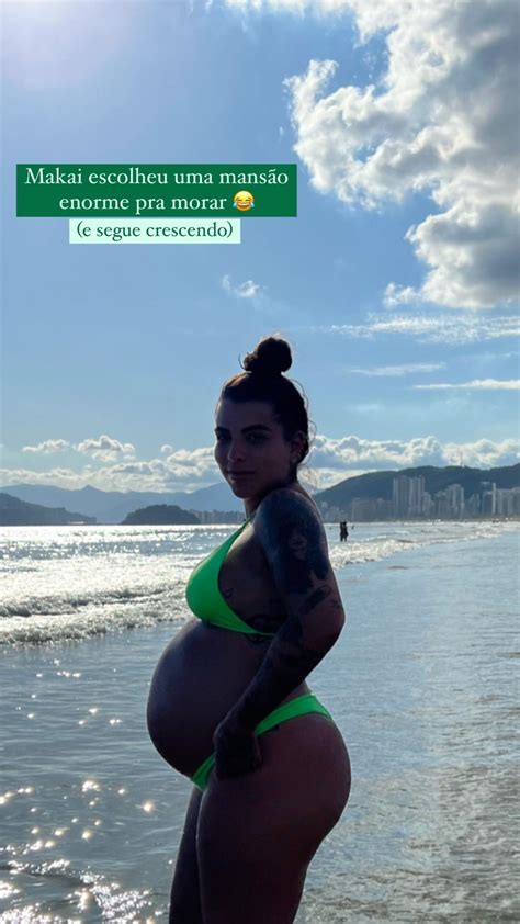 Petra Mattar exibe barrigão da gravidez em dia de praia Cresce e cresce