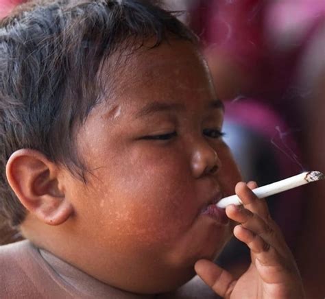 La nueva vida del niño más vicioso del mundo que fumaba 40 cigarrillos