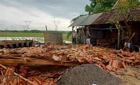 Diterjang Hujan Angin Satu Rumah Roboh Dua Rusak Berat Di Jati Blora