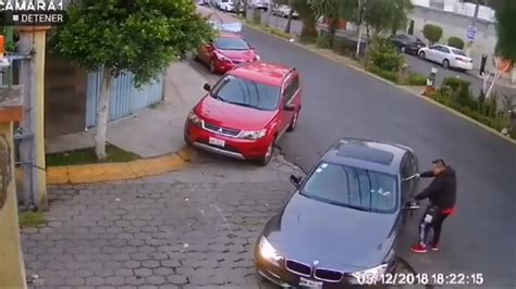 El Momento En Que Un Atracador Apuntó Con Su Pistola Al Conductor De Un Bmw En El Estado De